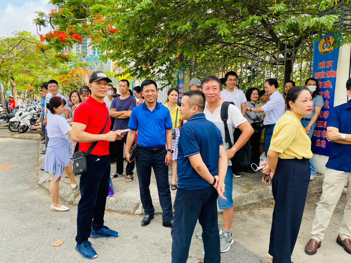 Các bậc phụ huynh đưa con tới địa điểm thi từ rất sớm (Ảnh: Lã Tiến) Các bậc phụ huynh đưa con tới địa điểm thi từ rất sớm (Ảnh: Lã Tiến)