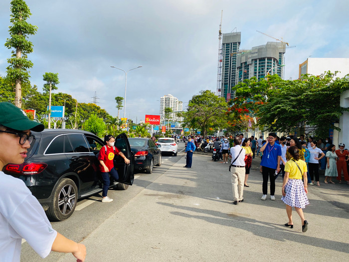 Lực lượng chức năng phân luồng tại Hội đồng thi THPT chuyên Trần Phú (Ảnh: Lã Tiến) Lực lượng chức năng phân luồng tại Hội đồng thi THPT chuyên Trần Phú (Ảnh: Lã Tiến)