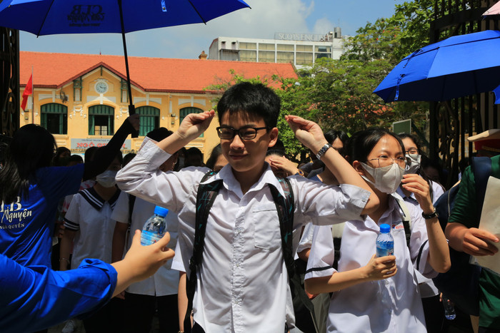 Nhiều thí sinh khoe "trúng tủ" đề Ngữ văn (Ảnh: Lã Tiến)