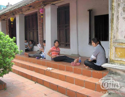 Hình ảnh các bạn ngồi học bài Hình ảnh các bạn ngồi học bài