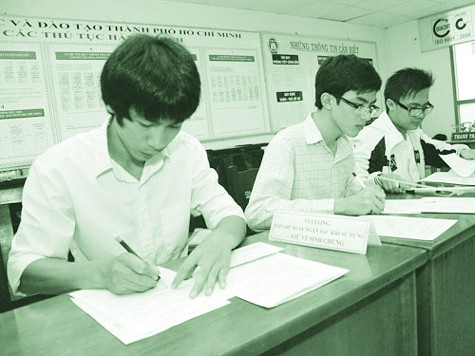 Thí sinh TPHCM làm thủ tục đăng ký dự thi tuyển sinh ĐH, CĐ năm 2012. Ảnh: Tấn Thạnh Thí sinh TPHCM làm thủ tục đăng ký dự thi tuyển sinh ĐH, CĐ năm 2012. Ảnh: Tấn Thạnh