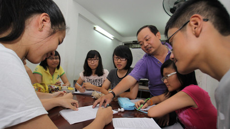 Một buổi ôn thi vào lớp 10 cho học sinh lớp 9 của thầy Vũ Vạn Xuân (một trong những giáo viên đạt chuẩn) giáo viên Trường THCS Lê Quý Đôn, Q.3, TP.HCM - Ảnh: Như Hùng Một buổi ôn thi vào lớp 10 cho học sinh lớp 9 của thầy Vũ Vạn Xuân (một trong những giáo viên đạt chuẩn) giáo viên Trường THCS Lê Quý Đôn, Q.3, TP.HCM - Ảnh: Như Hùng