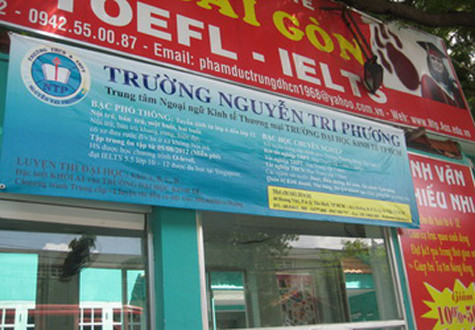 Trường THCS - THPT Nguyễn Tri Phương quảng cáo là TTLT của ĐH Kinh tế TP.HCM - Ảnh: Đ.Nguyên Trường THCS - THPT Nguyễn Tri Phương quảng cáo là TTLT của ĐH Kinh tế TP.HCM - Ảnh: Đ.Nguyên