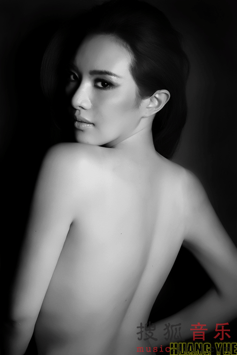 Để sản phẩm mới không bị chìm theo thời gian, Mạnh Xuyến đã tung ra phương thức táo bạo hơn: Chụp ảnh bán nude để có thể quảng bá album được rộng rãi hơn nữa. Cư dân mạng đã phải trầm trồ về khả năng "chịu chơi" của người đẹp này.