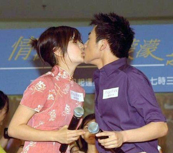 Triệu Vi và Tôn Hữu Bằng trong hoạt cảnh "mi nhau" giao lưu. Triệu Vi và Tôn Hữu Bằng trong hoạt cảnh "mi nhau" giao lưu.