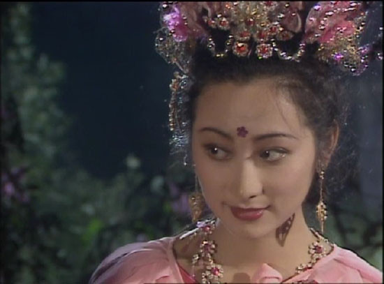 3. Hạnh Tiên – Vương Linh Hoa. Là một trong 18 cây gai, Hạnh thụ tinh không phải thần tiên nhưng do hấp thụ được linh khí trời đất mà có thể biến hóa. Cô xuất hiện trong tập “Tiểu Lôi Âm Tự” tuy không nhiều đất diễn nhưng đều khiến khán giả nhớ mặt với bài hát bất hủ “Hà tất Tây Thiên vạn lí dao”. Sinh năm 1961 tại Thượng Hải, Vương Linh Hoa tốt nghiệp Viện ca múa nhạc Thượng Hải.