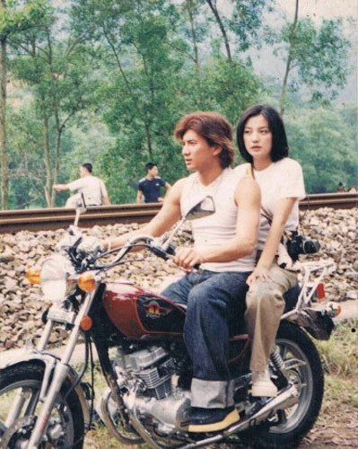 Ngô Kỳ Long và Triệu Vi lang thang trên xe máy sau giờ nghỉ giải lao. Ngô Kỳ Long và Triệu Vi lang thang trên xe máy sau giờ nghỉ giải lao.