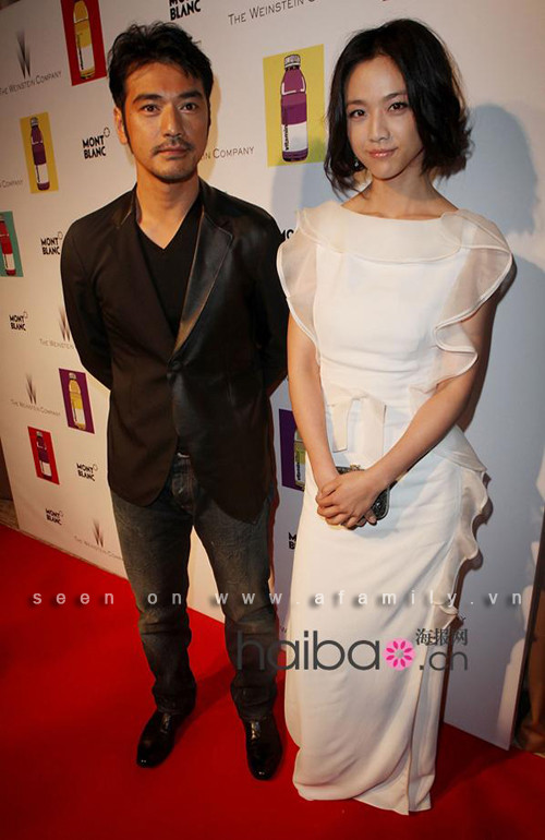 Thang Duy cùng Kim Thành Vũ tại buổi ra mắt phim "Võ Hiệp" trong trang phục dạ hội thu đông của Valentino 2010 đập nhau "chan chát" với mái tóc rối của cô.