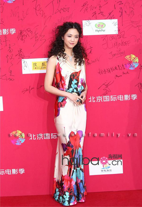 Mái tóc rơm xù của Thang Duy lại kết hợp với trang phục của hãng Roberto Cavalli.