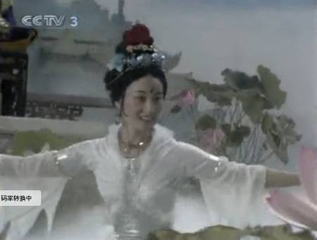 2. Hạc Tiên – Trương Kinh Đệ. Chắc hẳn mọi người đều nhớ hình ảnh cô múa bên hồ sen Diêu Trì trên Thiên đình, trong phần mở màn của mỗi tập đều xuất hiện hình ảnh này của bà.