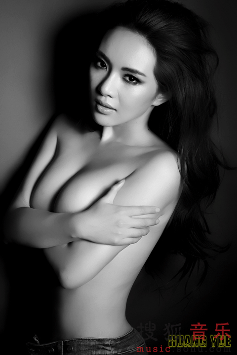 Trước đó, khi Trần Quán Hy đã trở nên đình đám trên mạng bởi sự kiện ảnh nóng, Mạnh Xuyến đã viết trên blog cá nhân những thông tin liên quan đến chàng trai đào hoa của Hong Kong và đăng kèm những bức ảnh chụp nội y của mình để gây sự chú ý. Quả thật ở một đất nước đông dân và có quá nhiều ngôi sao sáng trong làng giải trí nhưTrung Quốc thì kiểu giới thiệu album của Mạnh Xuyến cũng là một cách để làm cho cư dân mạng quan tâm, dù hiệu quả đến đâu thì... chưa rõ.