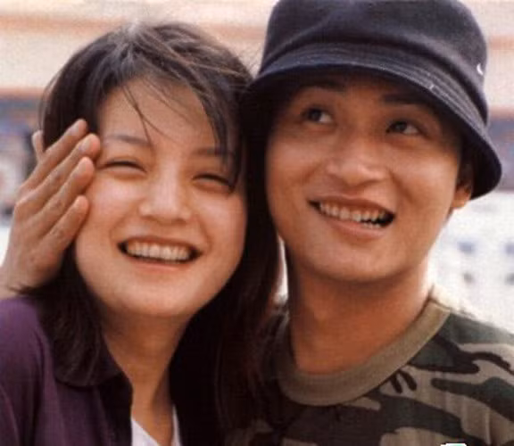 Én nhỏ Triệu Vi và bạn diễn Trần Nhĩ Bằng (thể hiện vai Phúc Nhĩ Thái trong Hoàn Châu Cách Cách).