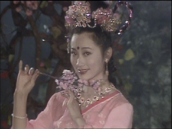 Vương Linh Hoa theo nghề múa từ năm 13 tuổi. Cô tốt nghiệp Học viện Ca kịch và Vũ kịch Thượng Hải, sau là diễn viên múa nòng cốt của Đoàn kịch múa và Opera Thượng Hải, thành viên Hiệp hội múa Trung Quốc. Vương Linh Hoa đóng vai chính Hằng Nga trong vở vũ kịch “Bay lên Cung Trăng” những năm 1979-1987 từng nổi tiếng Trung Quốc và thế giới.