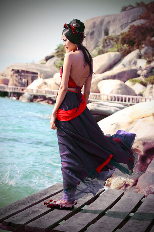 Không chỉ sở hữu đôi chân dài 1m12 đầy mê hoặc, Thanh Hằng còn "hút hồn" người xem bởi tấm "lưng ong" gợi cảm. Đây chính là tạo hình Kiều Thị của cô trong bộ phim điện ảnh Mỹ nhân kế. Không chỉ sở hữu đôi chân dài 1m12 đầy mê hoặc, Thanh Hằng còn "hút hồn" người xem bởi tấm "lưng ong" gợi cảm. Đây chính là tạo hình Kiều Thị của cô trong bộ phim điện ảnh Mỹ nhân kế.