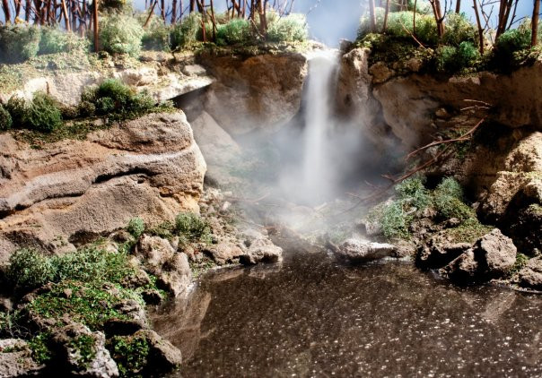 Mô hình được thực hiện trên tấm mica với sự kết hợp của thủy tinh, gạch vữa, rêu, cành cây, muối, vải bạt đã được dùng sơn để vẽ cùng với đá khô. Thác nước được tạo ra từ hiệu ứng đổ muối ăn xuống.