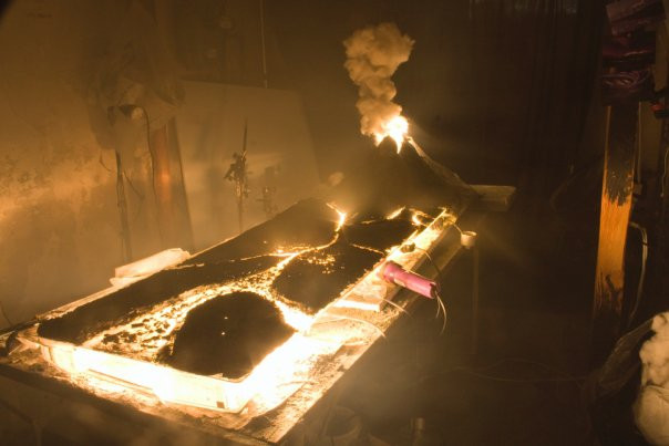 Mô hình núi lửa được chiếu sáng từ bên trong bằng bóng đèn ánh sáng 6-60 watt.