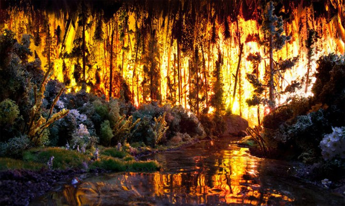 . “Cuộc sống hoang dã”, được làm từ gỗ, rêu, ánh vàng long lanh, túi đựng rác, đường nấu chảy, máy lọc khí đốt, bàn chải, cát, gạch vữa (màu), dây điện, giấy sự xen kẽ các bóng đèn màu vàng, đỏ và cam.