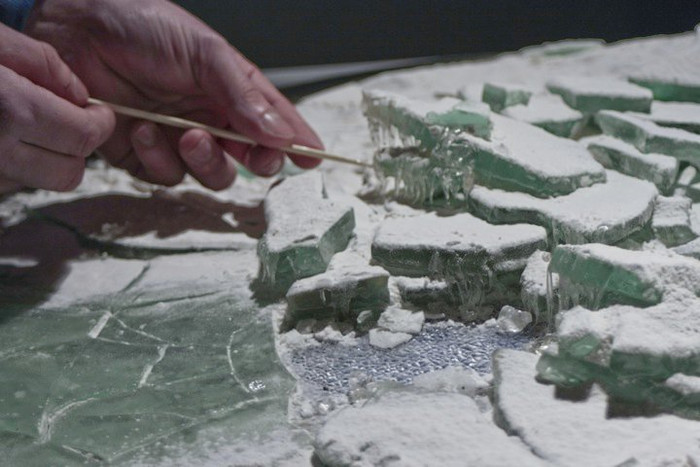 Ngoài ra còn có muối, lòng trắng trứng, xi-rô ngô, kem cao răng, bột đường, màu xanh từ phẩm màu thực phẩm, mực Ấn Độ và bột.