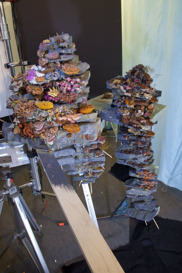 Bề mặt đại dương là bức màn buồng tắm bằng chất nhựa vinyl, tấm epoxy trong suốt treo trên tấm mica. Các tia sáng được tạo ra từ sương mù nhân tạo và máy chiếu video.