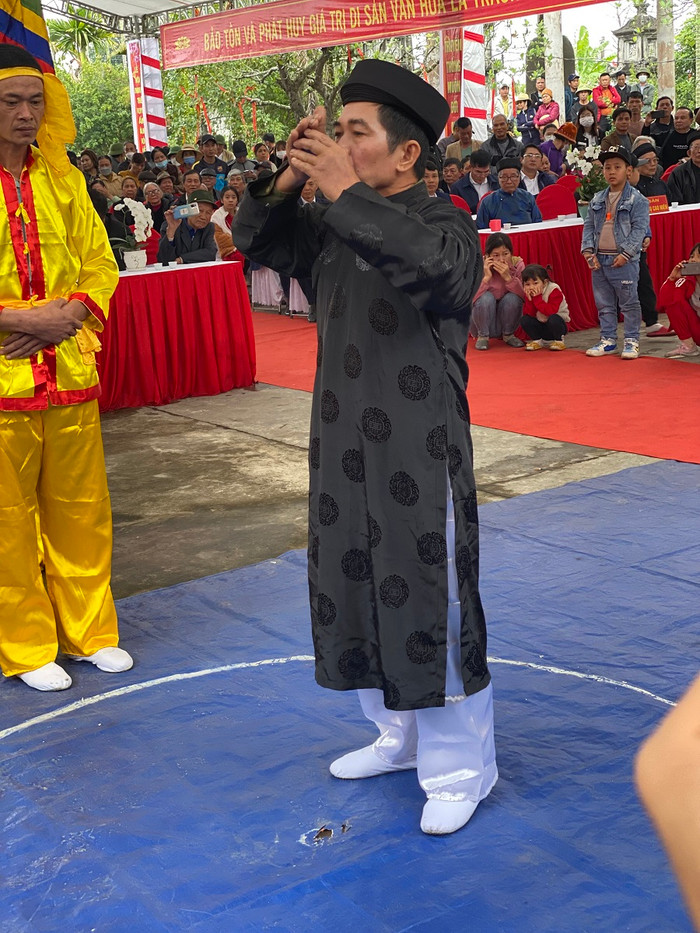 Nghi thức uống "kim kê huyết tửu" thể hiện sự đoàn kết thực hiện đúng lời thề (Ảnh: TQ)