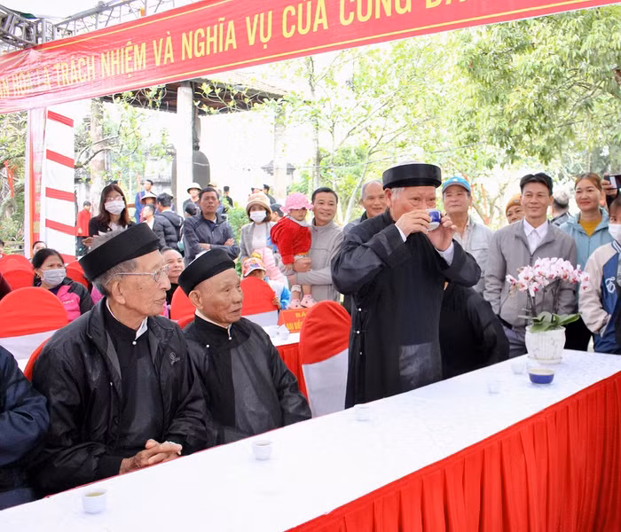 Các bô lão tham dự lễ hội cũng uống chén rượu linh kê thể hiện sự đồng tình sau khi chứng kiến chức sắc thề lấy việc công làm trọng (Ảnh: TQ)