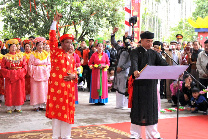 Đại diện hội tư văn đọc lớn các lời hịch văn Minh thề (Ảnh: TQ)