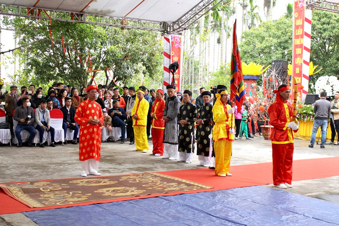 Chủ lễ năm nay là ông Trương Công Lậm - trưởng thôn Hoà Liễu thực hiện các nghi thức trong lễ hội (Ảnh: TQ)