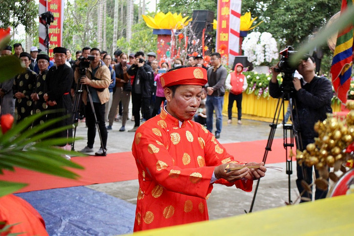 Chủ lễ dâng hương (Ảnh: TQ)