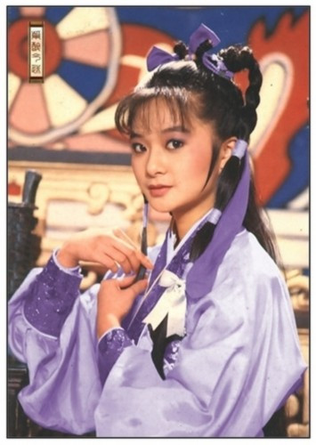 Số 63. Ứng Hiểu Vy vai Quách Tương trong “Thần điêu đại hiệp” 1984, và Mộc Kiếm Bình trong “Lộc đỉnh ký” 1984. Số 63. Ứng Hiểu Vy vai Quách Tương trong “Thần điêu đại hiệp” 1984, và Mộc Kiếm Bình trong “Lộc đỉnh ký” 1984.