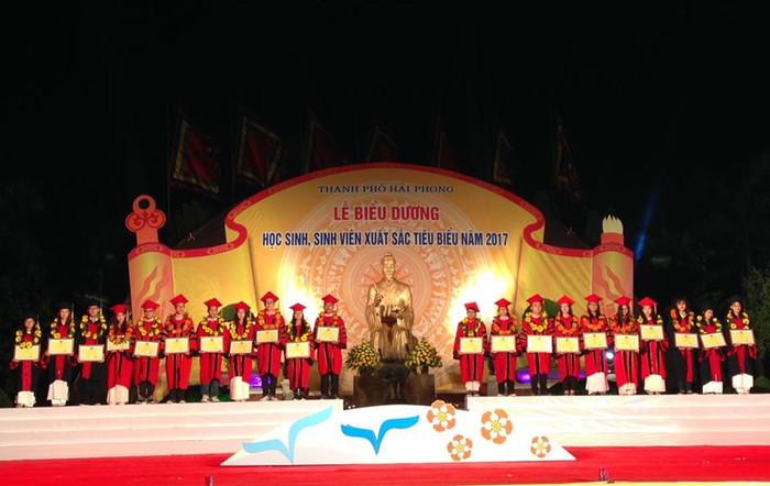 Hải Phòng biểu dương, khen thưởng học sinh, sinh viên đạt giải quốc gia, quốc tế năm 2017 (Ảnh: Lã Tiến). Hải Phòng biểu dương, khen thưởng học sinh, sinh viên đạt giải quốc gia, quốc tế năm 2017 (Ảnh: Lã Tiến).