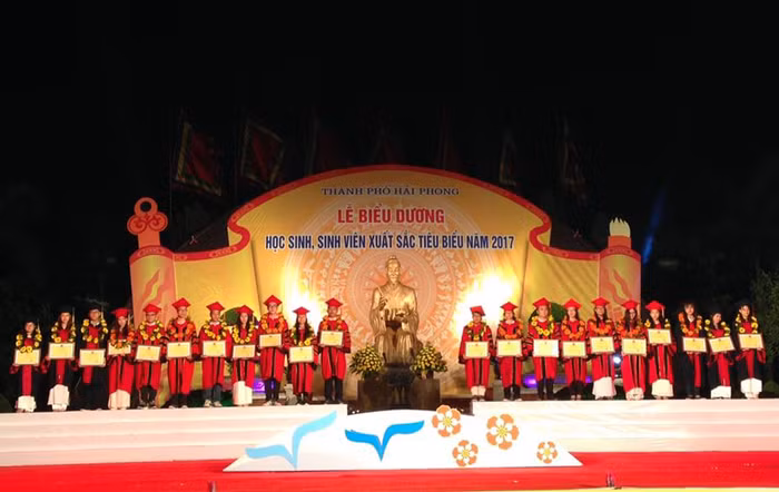 Hải Phòng biểu dương, khen thưởng học sinh, sinh viên đạt giải quốc gia, quốc tế năm 2017 (Ảnh: Lã Tiến).