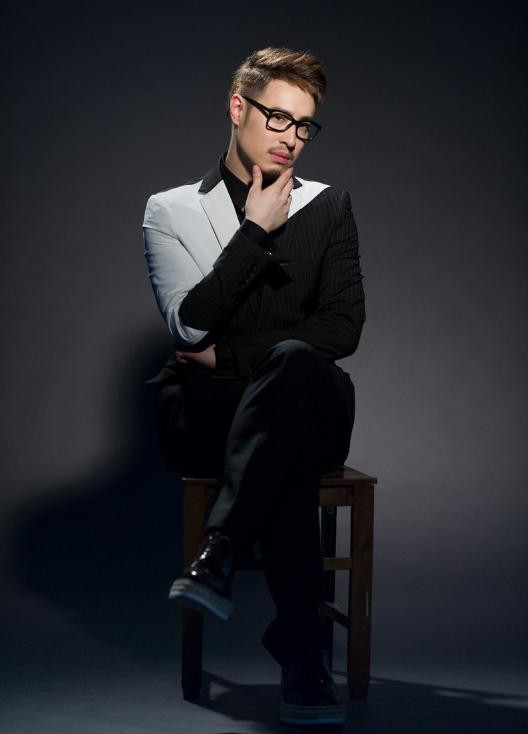 Ở bộ ảnh thứ hai là hình ảnh con người Phan Vỹ Bá đầy tâm sự và như bất cần, hình ảnh Phan Vỹ Bá để râu cùng điệu cười như khinh miệt, mỉa mai.