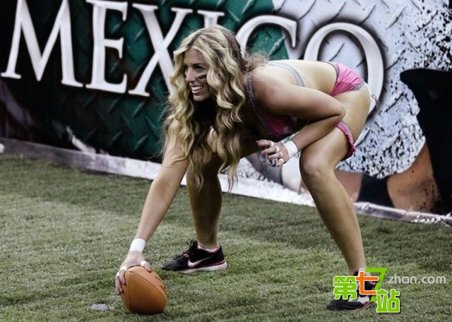 Trên mặt các người đẹp đều được vẽ bằng một nét mực màu đen trông không khác một chiến binh da đỏ đầy thiện chiến.