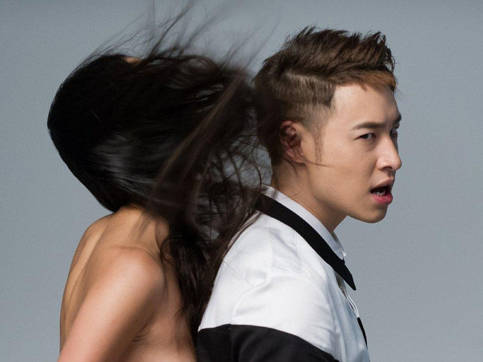 Cùng với album này có 2 bộ ảnh là cảnh nam ca sĩ Phan Vỹ Bá gào thét như muốn trào nước mắt trong sự đau đớn tột cùng từ một con tim bị yếu mềm bị giày xéo, tình cảm bị tổn thương, nhưng bên cạnh lại là một cô gái trẻ khỏa thân bao bọc lấy con người Phan Vỹ Bá.