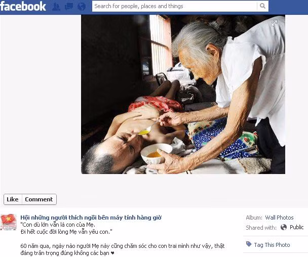 "Con dù lớn vẫn là con của Mẹ. Đi hết cuộc đời lòng Mẹ vẫn yêu con." 60 năm qua, ngày nào người Mẹ này cũng chăm sóc cho con trai mình như vậy, thật đáng trân trọng đúng không các bạn. 3,197 người Like cho bức ảnh xúc động trên.