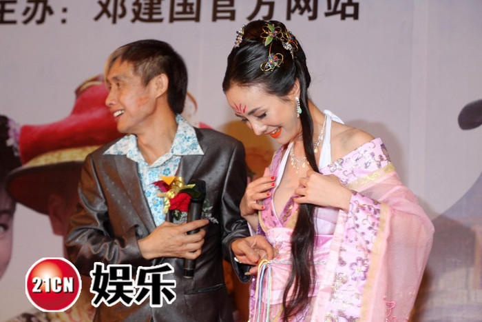 Tất nhiên, sự xuất hiện của Lộ Lộ bên cạnh vị đạo diễn họ Đặng đã gây sóng gió bởi nhiều người cho rằng cô là nguyên nhân dẫn đến cuộc sống gia đình đạo diễn này tan vỡ.