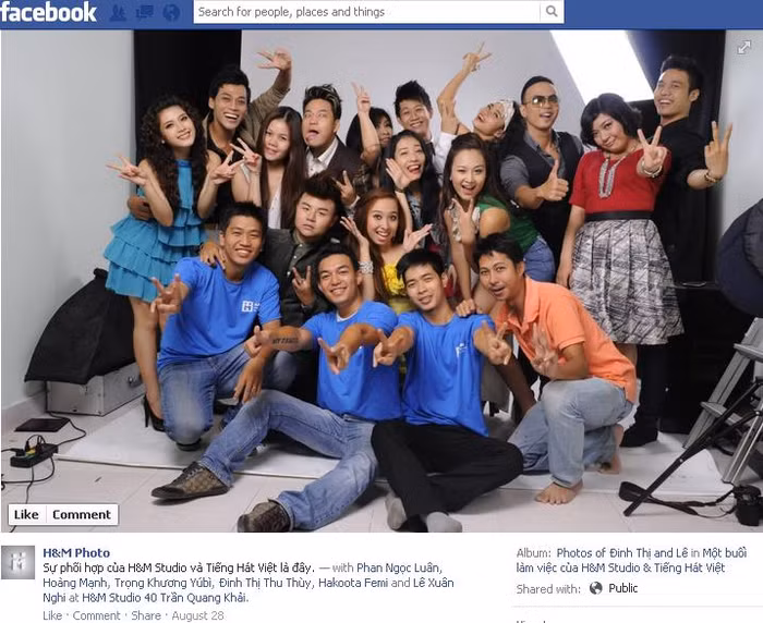 Đông đủ chiến binh đội Mr. Đàm cùng nhí nhố tại một studio.