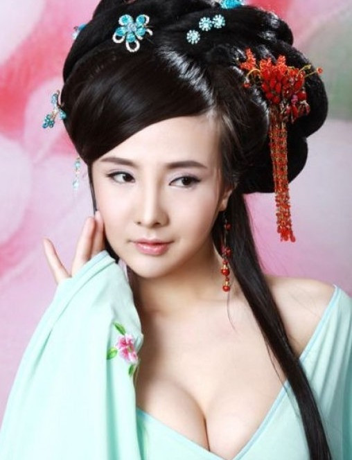 Khi được hỏi liệu những bức hình này có làm người khác liên tưởng đến những suy nghĩ tiêu cực không thì Can Lộ Lộ gay gắt chỉ trích: “Tôi không biết người đời tại sao lại có cái nhìn dơ bẩn đến như vậy, tôi chỉ là một cô gái trong trắng thuần khiết nên không bao giờ có những suy nghĩ nhơ nhớp đồi trụy đến như vậy”.