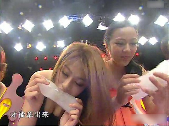 Quả trứng được bọc trong một chiếc túi hình dạng nhạy cảm, trông giống như bao cao su. Các người mẫu phải làm tan chảy túi kem để lấy quả trứng ở bên trong.