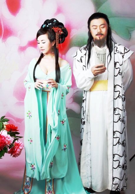 Trong bộ hình cổ trang này, tuy Can Lộ Lộ có “lộ” ít hơn những lần trước thế nhưng cách khoe vòng một đến mức thái quá chính là điều khiến dư luận Trung Quốc "sôi sục".