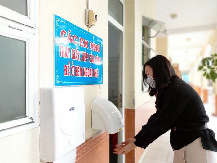 Phụ huynh nhà trường ủng hộ máy sấy khô tay (Ảnh: Lã Tiến) Phụ huynh nhà trường ủng hộ máy sấy khô tay (Ảnh: Lã Tiến)