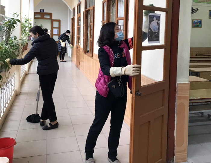 Cán bộ, giáo viên, nhân viên Trường Tiểu học Nguyễn Đức Cảnh vệ sinh phòng học để phòng, chống dịch bệnh Covid-19 (Ảnh: Nhà trường cung cấp) Cán bộ, giáo viên, nhân viên Trường Tiểu học Nguyễn Đức Cảnh vệ sinh phòng học để phòng, chống dịch bệnh Covid-19 (Ảnh: Nhà trường cung cấp)