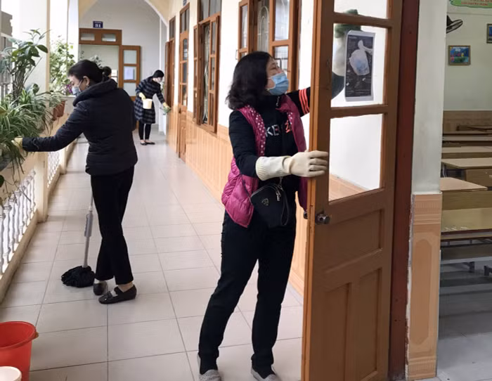 Cán bộ, giáo viên, nhân viên Trường Tiểu học Nguyễn Đức Cảnh vệ sinh phòng học để phòng, chống dịch bệnh Covid-19 (Ảnh: Nhà trường cung cấp)
