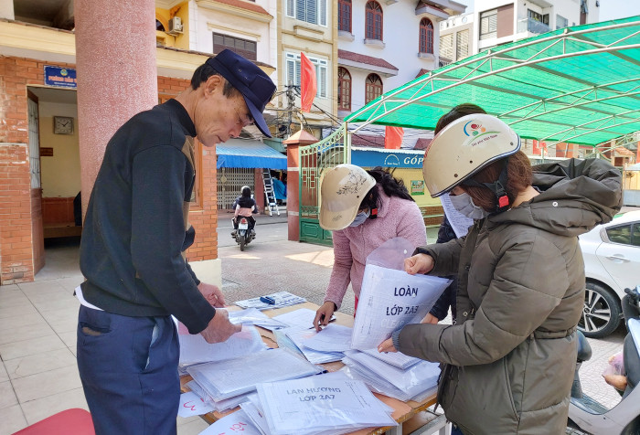 Các phụ huynh tới lấy bài tập cho con tại trường (Ảnh: Lã Tiến) Các phụ huynh tới lấy bài tập cho con tại trường (Ảnh: Lã Tiến)
