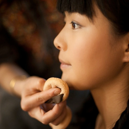 Màu kem che khuyết điểm không phù hợp Màu kem che khuyết điểm không phù hợp với mục đích cũng khiến mụn hay nếp nhăn nổi bật hơn. Chẳng hạn, kem che khuyết điểm dùng để che đi mụn sẽ không che được nếp nhăn. Chính vì vậy, bạn hãy lựa chọn ít nhất hai màu kem che khuyết điểm phù hợp với màu da của bạn.