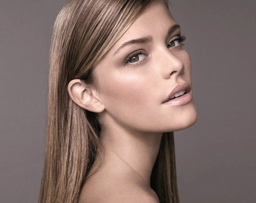 Màu kem che khuyết điểm không phù hợp Màu kem che khuyết điểm không phù hợp với mục đích cũng khiến mụn hay nếp nhăn nổi bật hơn. Chẳng hạn, kem che khuyết điểm dùng để che đi mụn sẽ không che được nếp nhăn. Chính vì vậy, bạn hãy lựa chọn ít nhất hai màu kem che khuyết điểm phù hợp với màu da của bạn.