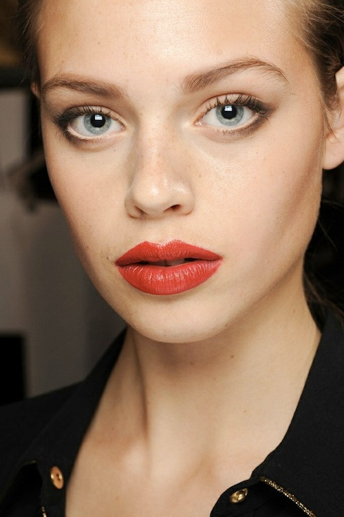 Màu kem che khuyết điểm không phù hợp Màu kem che khuyết điểm không phù hợp với mục đích cũng khiến mụn hay nếp nhăn nổi bật hơn. Chẳng hạn, kem che khuyết điểm dùng để che đi mụn sẽ không che được nếp nhăn. Chính vì vậy, bạn hãy lựa chọn ít nhất hai màu kem che khuyết điểm phù hợp với màu da của bạn.