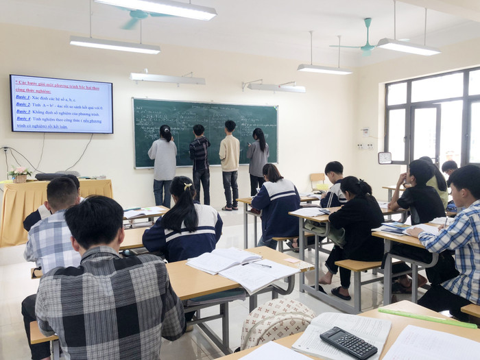 Tiết ôn tập Toán của học sinh khối 9, Trường Trung học cơ sở Húc Động (xã Húc Động, huyện Bình Liêu) (Ảnh: CTV) thcs-huc-dong.jpeg