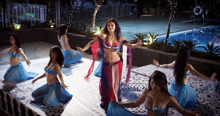 Vũ điệu đường cong. Ngày khởi chiếu 12/1/2012 cùng ngày với Hello cô Ba! là bộ phim đầu tiên của Việt Nam về múa bụng. Trong phim, Võ Thành Tâm vào vai Lê Đình Long, chàng nha sĩ trẻ trung, đẹp trai bị ảnh hưởng bởi lối sống hiện đại, vội vã nhưng lại trung thành với món... mì tôm. Kim Phượng đóng vai nữ chính, một cô gái trẻ xinh đẹp đam mê bộ môn belly dance và cống hiến cho người xem những màn múa uyển chuyển, đầy mê hoặc. Vũ điệu đường cong. Ngày khởi chiếu 12/1/2012 cùng ngày với Hello cô Ba! là bộ phim đầu tiên của Việt Nam về múa bụng. Trong phim, Võ Thành Tâm vào vai Lê Đình Long, chàng nha sĩ trẻ trung, đẹp trai bị ảnh hưởng bởi lối sống hiện đại, vội vã nhưng lại trung thành với món... mì tôm. Kim Phượng đóng vai nữ chính, một cô gái trẻ xinh đẹp đam mê bộ môn belly dance và cống hiến cho người xem những màn múa uyển chuyển, đầy mê hoặc.