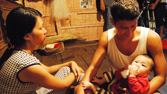 Cả hai sống nghèo khổ trong một căn nhà nổi xiêu vẹo trên sông nhưng vẫn rất hạnh phúc. Lấy nhau đã lâu nhưng Lụa và Khánh chưa có con. Khánh khát khao được nghe tiếng khóc của trẻ con trong ngôi nhà nhỏ nhưng bản thân anh lại không có khả năng tạo được cho mình hạnh phúc đó. Thương chồng, Lụa tìm đến Linh (Thái Hòa) – một người bạn cũ của Khánh – để xin một đứa con. Khi đứa trẻ ra đời cũng là lúc một bi kịch nghiệt ngã của đôi vợ chồng nghèo bắt đầu… Cả hai sống nghèo khổ trong một căn nhà nổi xiêu vẹo trên sông nhưng vẫn rất hạnh phúc. Lấy nhau đã lâu nhưng Lụa và Khánh chưa có con. Khánh khát khao được nghe tiếng khóc của trẻ con trong ngôi nhà nhỏ nhưng bản thân anh lại không có khả năng tạo được cho mình hạnh phúc đó. Thương chồng, Lụa tìm đến Linh (Thái Hòa) – một người bạn cũ của Khánh – để xin một đứa con. Khi đứa trẻ ra đời cũng là lúc một bi kịch nghiệt ngã của đôi vợ chồng nghèo bắt đầu…